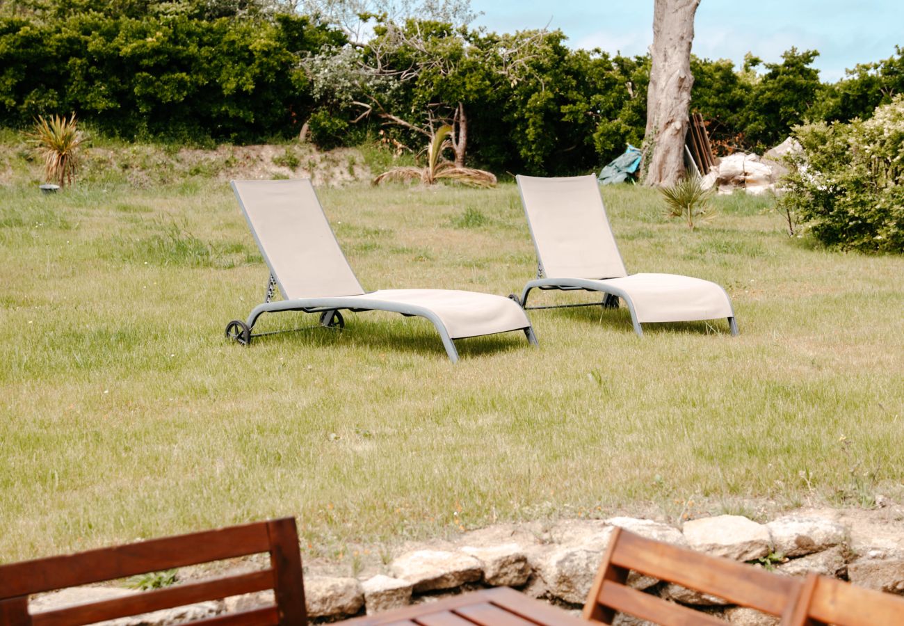 Ferienhaus in Plouguerneau - Ty Peoc'h - The beauty with blue shutters, 2steps from the beaches