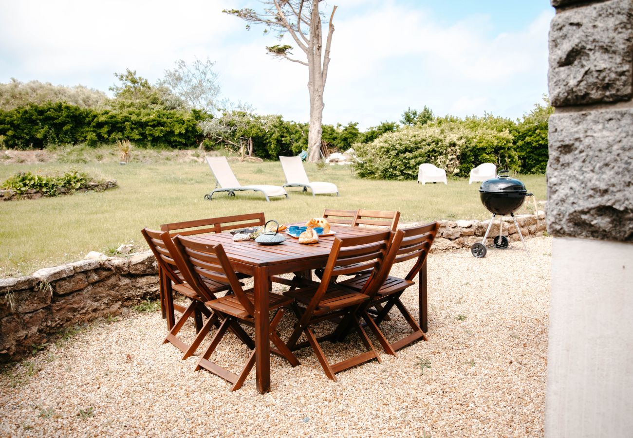 Ferienhaus in Plouguerneau - Ty Peoc'h - The beauty with blue shutters, 2steps from the beaches